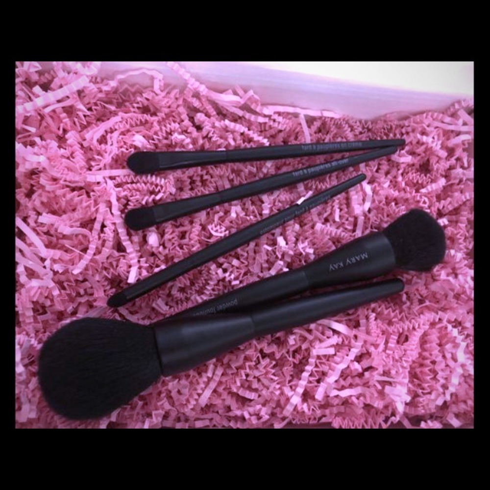 Mary Kay brushes spring collection